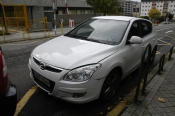 El vehículo del presunto ladrón permanecía ayer aparcado en el exterior de la Comisaría. (Foto: Martiño Pinal)