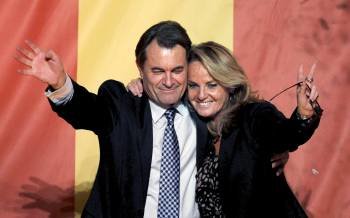 Artur Mas, junto a su mujer Helena Rakosnik. (Foto: Alberto Estévez)