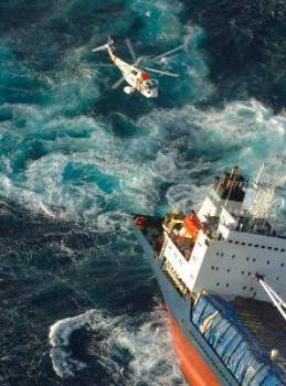Fotografía facilitada por Salvamento Marítimo de un helicóptero trabajando en las labores de rescate de los 17 tripulantes del mercante 'North Spirit'. Foto: EFE