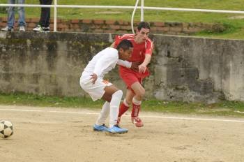 Omar intenta frenar al jugador del Amoeiro Pablo. (Foto: Martiño Pinal)