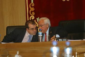 Baltar consulta con el secretario, Francisco Cacharro.