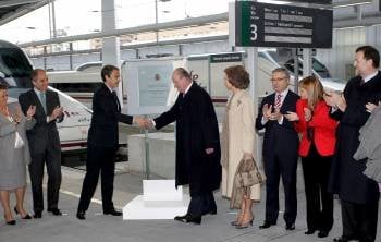 El rey y Zapatero se felicitan tras inaugurar la estación del AVE en Valencia.