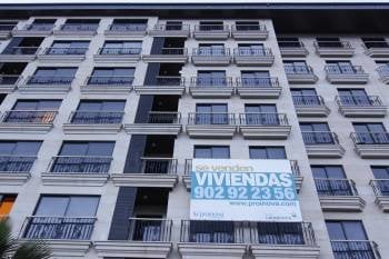 Una web inmobiliaria vinculada a Caixanova anuncia la venta de viviendas en un edificio de la calle Marcelo Macías. (Foto: XESÚS FARIÑAS)