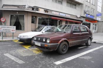 Dos vehículos estacionados en zona prohibida, en la Praza dos Liborianos. (Foto: MARTIÑO PINAL)