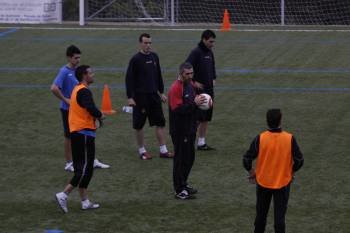 Fonsi Valverde da instrucciones a sus jugadores en la sesión de ayer en Santa Cruz. (Foto: xesús fariñas)