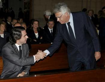 González saluda a Aznar, en el funeral de Calvo Sotelo. (Foto: ARCHIVO)