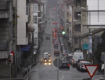 Vista genérica de la calle Marcelo Macías, con la que conectará el puente. (Foto: XESÚS FARIÑAS)