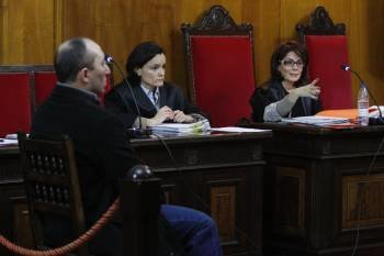 La fiscal, Pilar Manso, a la derecha, realiza un interrogatorio ante el gesto impasible del acusado, en primer término. (Foto: XESÚS FARIÑAS)