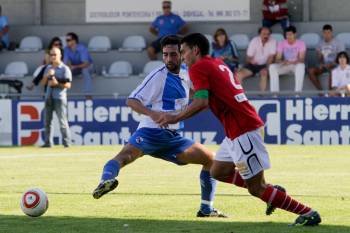 Josu, uno de los capitanes del Ourense, supera a un rival del Portonovo en el partido de la primera vuelta. (Foto: GONZALO GARCÍA)