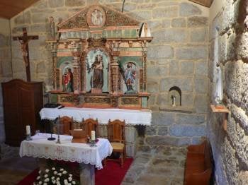 El retablo, recién restaurado.  (Foto: MARTIÑO PINAL)