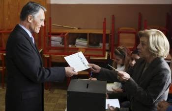 Anibal Cavaco Silva, emitiendo su voto en un colegio electoral en Lisboa. (Foto: TIAGO PETINGA)