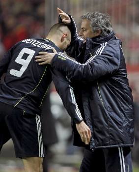 Jose Mourinho felicita a Benzema poco después de que éste adelantara a los blancos en el Pizjuán. (Foto: JULIO MUÑOZ)