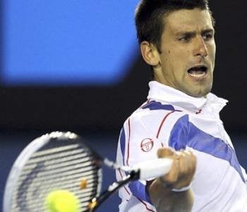 El tenista serbio Novak Djokovic devuelve la bola al suizo Roger Federer durante el partido de semifinales. Foto: EFE