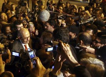 Mohamed El Baradei rodeado de periodistas al llegar al aeropuerto de El Cairo. (Foto: KHALED EL FIQI)