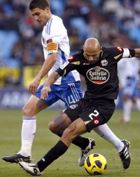 Manuel Pablo disputa la pelota con Gabi.? (Foto: j. cebollada)