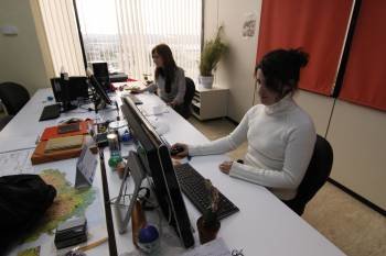 Traballadoras nas oficinas de Intellectia Bank no Parque Tecnolóxico.  (Foto: XESÚS FARIÑAS)