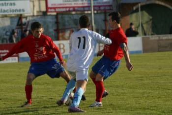 Kuki y Oli, del Verín, presionan al jugador del Cruceiro de Hío Alberto en el último partido. (Foto: JOSÉ PAZ)