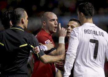 Pandiani increpa a Ronaldo. (Foto: JESÚS DIGES)