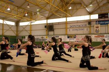 Uno de los grupos de la Escuela Municipal de Ribadavia que participaba en exhibiciones de gimnasia estética. (Foto: )