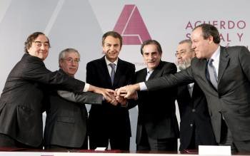 Rosell, Toxo, Zapatero, Gómez, Méndez y Terciado, posando tras la firma del acuerdo. (Foto: ÁNGEL DÍAZ)