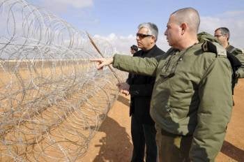Israel ha acelerado la construcción de la valla para asegurar su frontera con Egipto, labor que espera concluir antes de lo previsto a la luz de las protestas en el país vecino, principal aliado en la zona. Foto: EFE