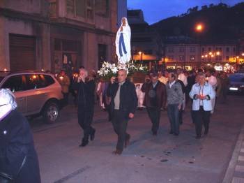 La procesión de la Virgen de Lourdes, en la calle España. (Foto: J.C.)