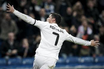 Cristiano Ronaldo celebra uno de los dos goles que le marcó a la Real Sociedad.? (Foto: EMILIO NARANJO)