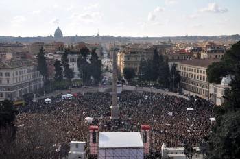 Manifestación en contra de Berlusconi, en la Plaza del Pueblo de Roma (Foto: R. DE BARTOLOMEU)