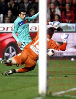 Pedro dispara sobre la puerta de Cuéllar durante el Sporting-Barça del sábado.? (Foto: J.L. CEREJIDO)