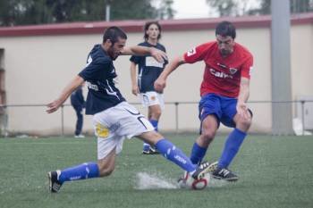 El zaguero ourensanista Gonzalo intenta frenar el avance de un jugador del Bergantiños en el partido de la primera vuelta, en Carballo. (Foto: )