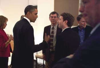 Obama conversa con el creador de Facebook, Mark Zuckerberg, momentos antes de la cena. (Foto: PETE SOUZA)