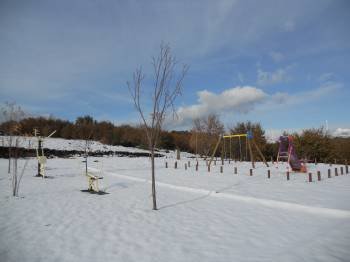 La nueva área recreativa de Santiago de Calvos, en el concello de Bande, bajo un manto de nieve. (Foto: LR)