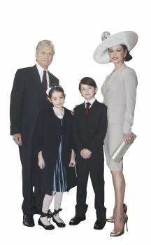 Douglas y Zeta Jones, con sus dos hijos, en el Palacio de Buckingham