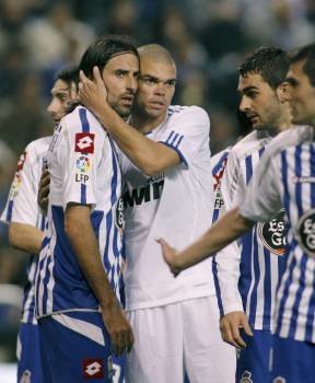Pepe se abraza al malagueño Juan Rodríguez al término del partido en Riazor entre Dépor y Madrid.? (Foto: cabalar)