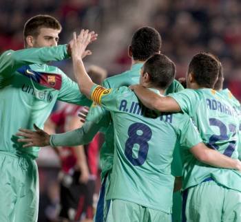 Los jugadores del Barcelona celebran el gol de Messi, el 0-1.? (Foto: montse t. díez)