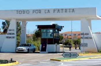 Puesto de control de la base militar de Bótoa, en Badajoz. (Foto: FLORES)