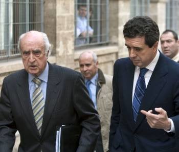 El expresidente balear Jaume Matas (dcha), con su abogado Rafael Perera. (Foto: ARCHIVO)