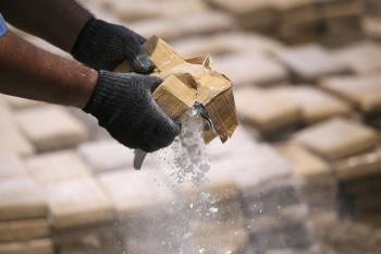 Un policía destruye una partida de cocaína decomisada. (Foto: ARCHIVO)