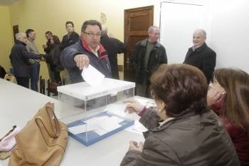 La votación se realizó en la sede del PP, en Ribadavia. (Foto: MIGUEL ÁNGEL)