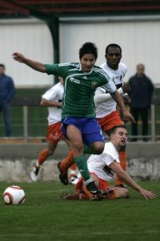 El jugador exourensanista Rafa conduce el balón en el partido ante el Santa Comba. (Foto: QUINTANA)