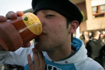 Un joven se toma un trago de vino en Oímbra. (Foto: M.A.)