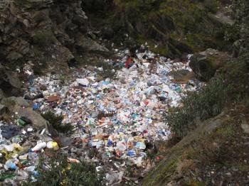 La escombrera continúa recibiendo basura pese a la prohibición municipal. (Foto: MARCOS ATRIO)