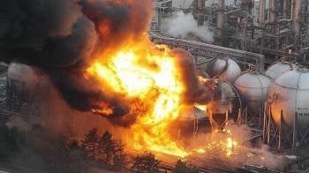 Una refinería en llamas en Tokio 