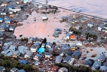 Vista aérea que muestra los efectos del tsunami provocado por el terremoto tras su paso por la localidad de Iwaki. (Foto: ABIR SULTAN)