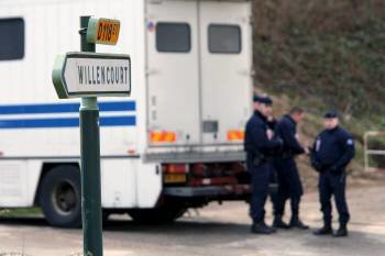 Las fuerzas de seguridad francesas en la localidad de Willencourt. (Foto: D. PINEAU)