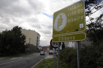 Un dos carteis indicativos da Ruta do Viño do Ribeiro. (Foto: MARTIÑO PINAL)