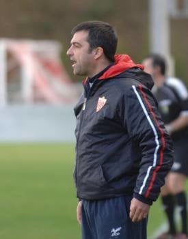 Nacho, entrenador del Cerceda, en el último partido. (Foto: GAGO)