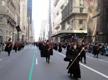 Imaxe da Real Banda de Gaitas da Deputación desfilando pola Quinta Avenida, en honor a San Patricio. (Foto: )