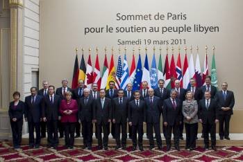 Los jefes de gobierno y de estado que participaron en la cumbre de París, entre ellos Zapatero, posan para la foto de familia. (Foto: IAN LANGSDON)