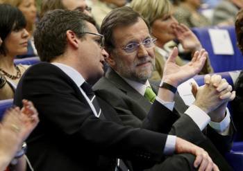 Mariano Rajoy charla con Antonio Basagoiti, en el acto de ayer en Bilbao. (Foto: ALFREDO ALDAI)